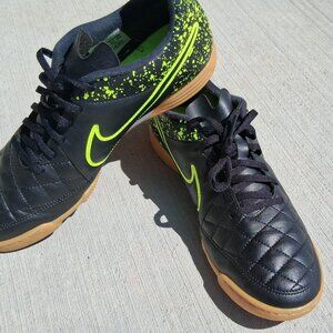 Nike Tiempo men's indoor/futsal soccer cleats. Indoor. Size 10.5.